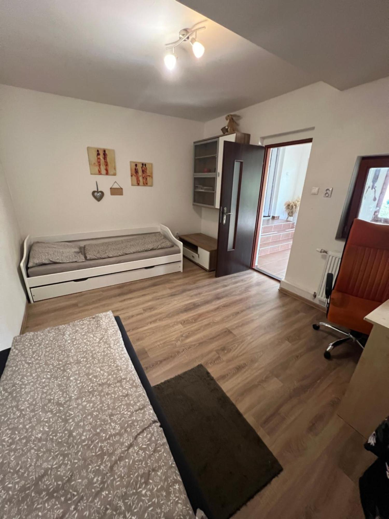 -Self-Check- 4-Bedroom Family House With Heated Tub Levice Exterior photo